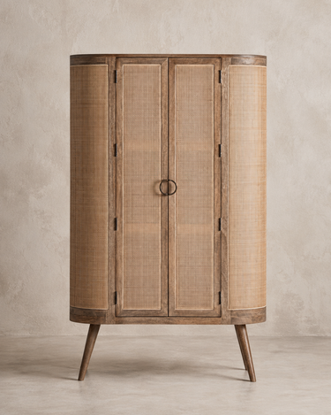 Armario de madera de mango y mimbre marrón de Vical ante pared texturizada topo claro