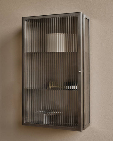 Armario de pared de acero con vidrio acanalado
