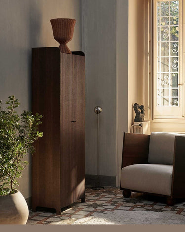 Armario alto Sill de roble oscuro de Ferm Living