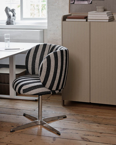 armario de Ferm Living, vista lateral