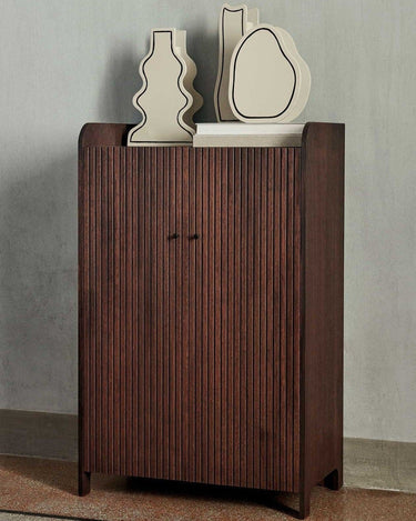 Armario bajo Sill de roble oscuro de Ferm Living