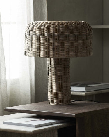 Lámpara de mesa ATUM de caña natural en un interior – Nordal