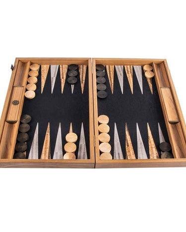 Backgammon de corcho con fichas de roble de Manopoulos: backgammon abierto de campo oscuro y puntas claras, con fichas de madera.