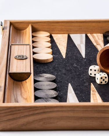 Backgammon de Manopoulos: detalle del campo oscuro, dados, cubilete y fichas junto al espacio lateral.