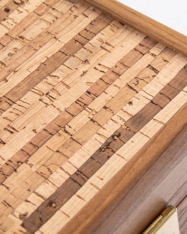Detalle del revestimiento de corcho natural y marco de madera.