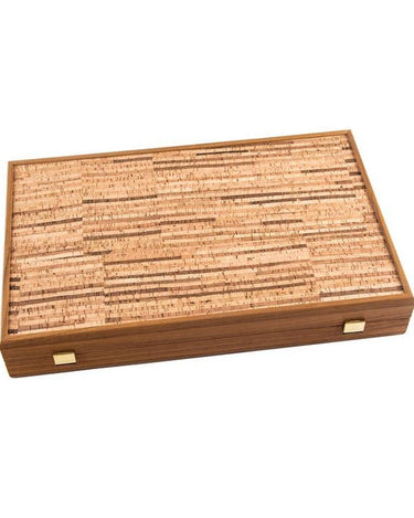Estuche cerrado con exterior de corcho en bandas y dos cierres.