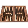 Backgammon de nogal con veta de tronco de Manopoulos: backgammon abierto, campo oscuro y puntas claras, con fichas y dados colocados.