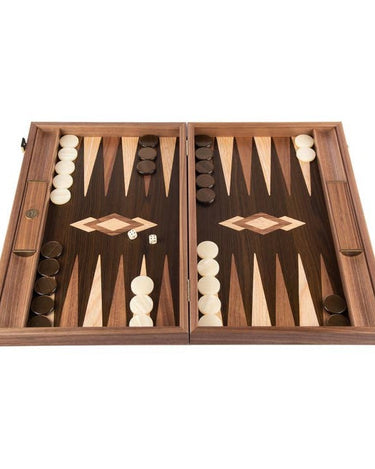 Backgammon de nogal con veta de tronco de Manopoulos: backgammon abierto, campo oscuro y puntas claras, con fichas y dados colocados.