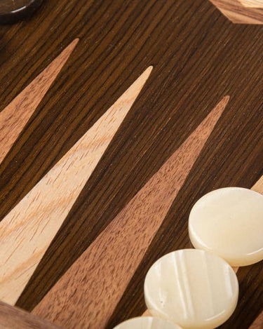 Detalle de puntas de madera, veta oscura y fichas claras.