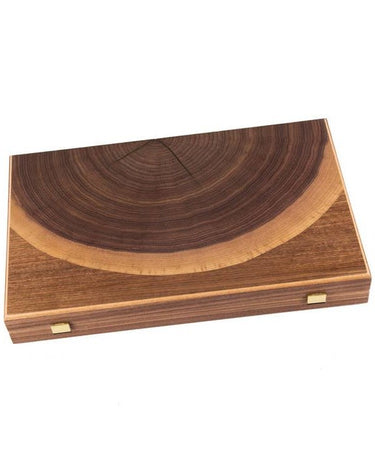 Estuche cerrado de uno de los backgammons de Manopoulos, con dibujo circular de madera y cierres dorados.