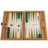 Backgammon pequeño de cuero tejido verde de Manopoulos: backgammon abierto, interior marfil con puntas verdes y ocres, fichas verdes y claras.