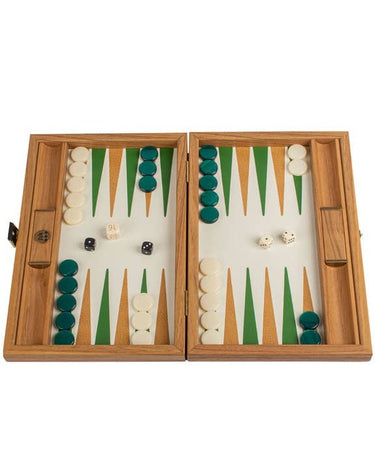 Backgammon pequeño de cuero tejido verde de Manopoulos: backgammon abierto, interior marfil con puntas verdes y ocres, fichas verdes y claras.