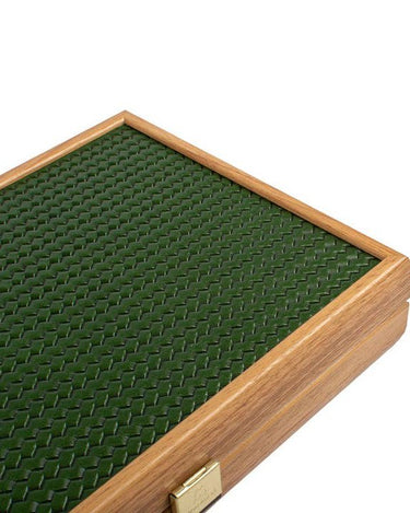 Esquina del estuche cerrado con trama verde y canto de madera.