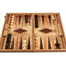 Backgammon pequeño de olivo con marquetería de Manopoulos: backgammon abierto con veta ondulada clara, fichas naturales y oscuras.