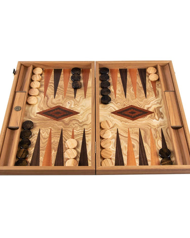 Backgammon pequeño de olivo con marquetería de Manopoulos: backgammon abierto con veta ondulada clara, fichas naturales y oscuras.