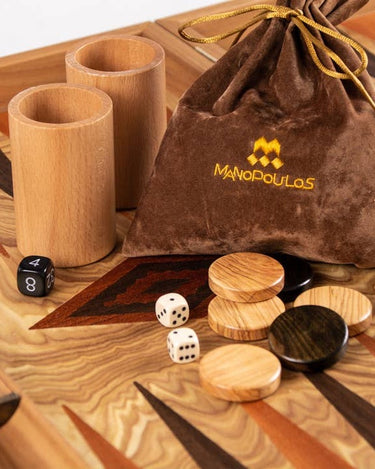 Cubiletes de madera, bolsa, dados y fichas sobre el tablero.