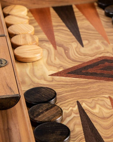 Detalle de uno de los backgammons de Manopoulos, con veta ondulada, puntas oscuras y fichas de madera.