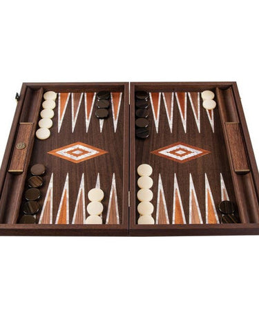 Backgammon de raíz de nogal con detalles nacarados de Manopoulos: backgammon abierto oscuro con puntas claras nacaradas, fichas y dados.