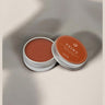 Bálsamo labial con color rojo natural