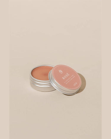 Détail du baume à lèvres naturel de couleur rose