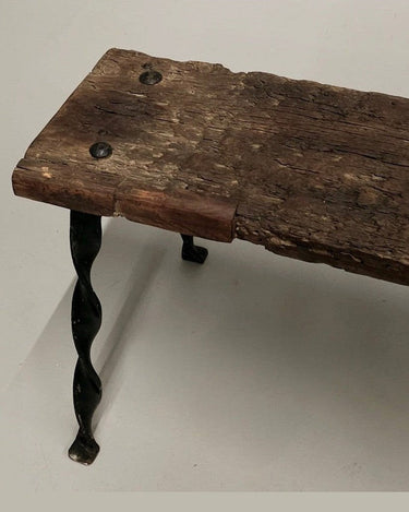 Banco de madera rústico antiguo
