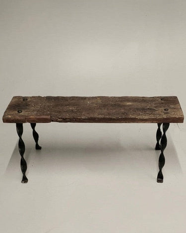 Détail du banc ancien en bois rustique