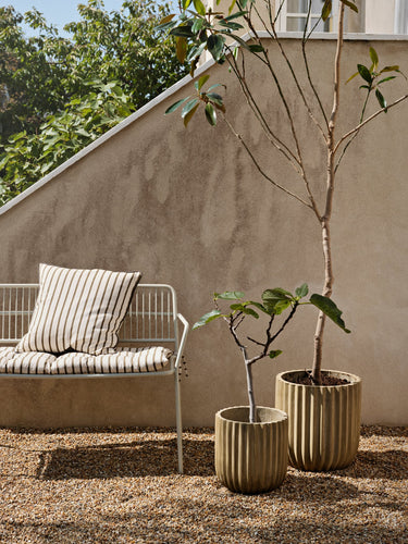 Banco beige gris en una zona de estar al aire libre