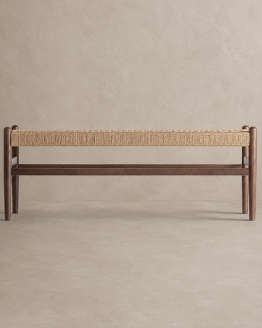 Banco de madera de haya y fibra natural marrón de Vical ante pared texturizada topo claro