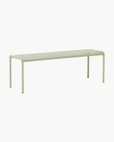 Banco de Ferm Living: banco verde aislado en tres cuartos, asiento perforado y patas tubulares.