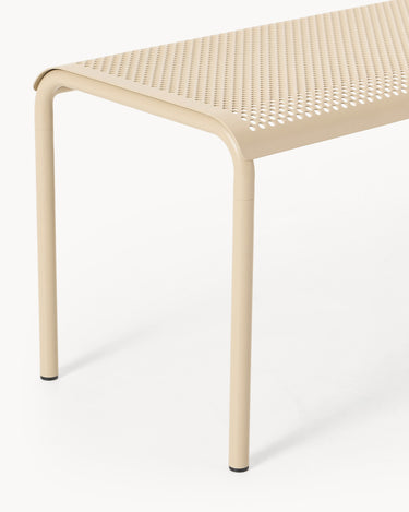 Detalle del borde del asiento beige y unión con una pata.