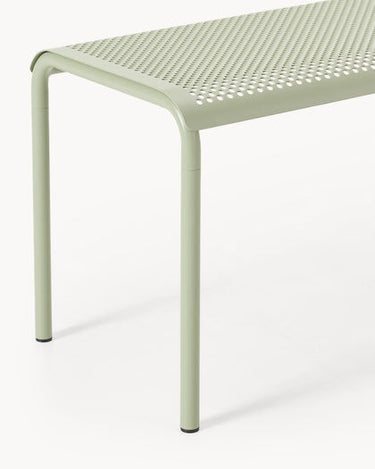 Detalle del borde del asiento perforado y su unión con una pata.
