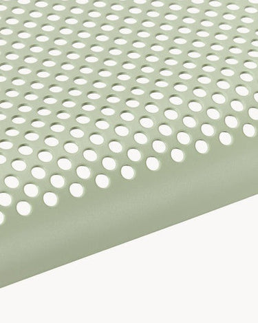 Macro de las perforaciones circulares del asiento verde.