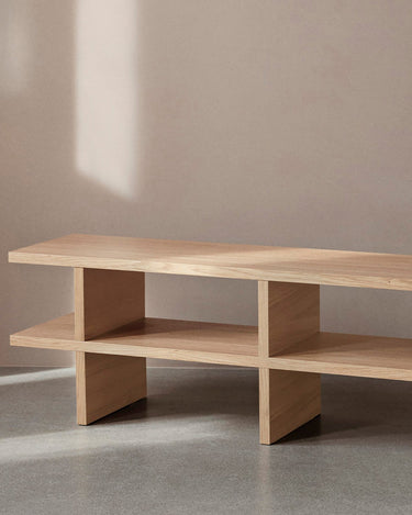 Estantería baja de madera de roble Ferm Living