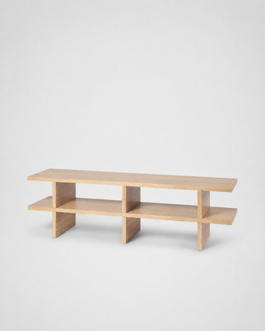 Detalle de estantería baja de madera de roble