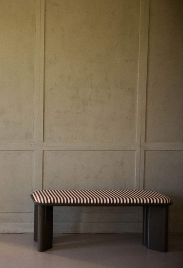 Bancos de Gabrielle Paris, proporción y material de banco de madera lacada caqui