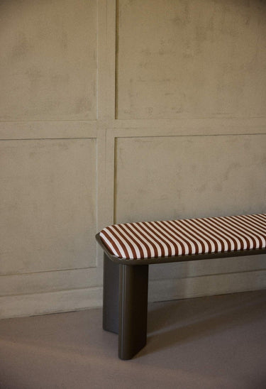 volumen y estructura de banco de madera lacada caqui de Gabrielle Paris