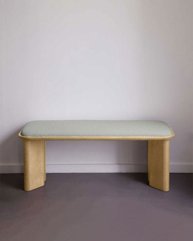 Banco de Gabrielle Paris, silueta y acabado de banco de madera natural