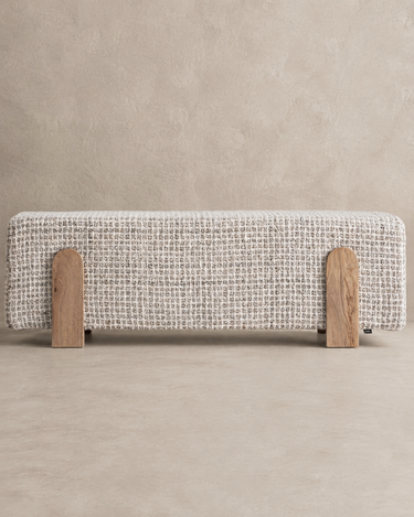Banco de pie de cama de lana beige y madera de mango de Vical ante pared texturizada topo claro