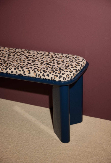 Bancos de Gabrielle Paris, proporción y material de banco tapizado lino leopardo azul