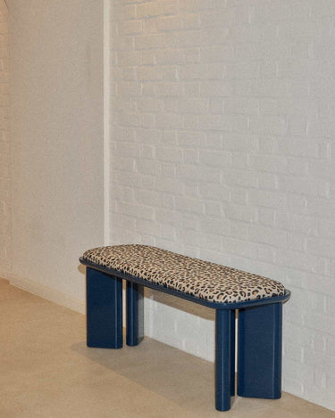 Banco de Gabrielle Paris, silueta y acabado de banco tapizado lino leopardo azul
