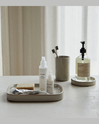 Bandeja de gres gris con accesorios de baño