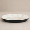 Bandeja decorativa de hueso blanco de Vical sobre fondo topo claro