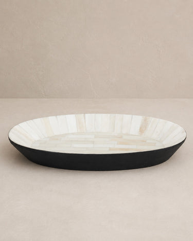 Bandeja decorativa de hueso blanco de Vical sobre fondo topo claro