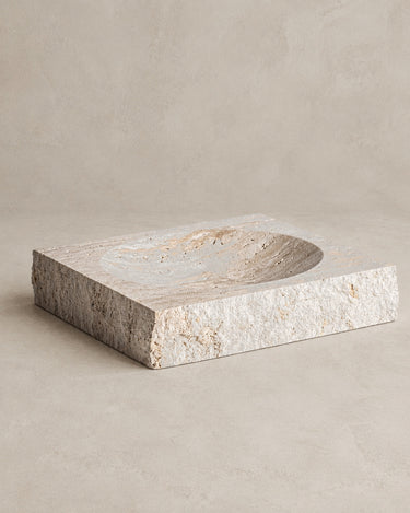 Bandeja decorativa de mármol beige de Vical sobre fondo topo claro texturizado