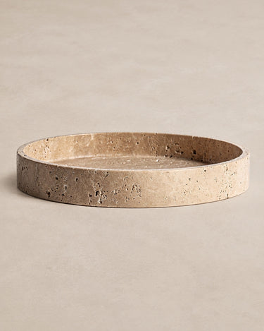 Bandeja decorativa de mármol beige de Vical sobre superficie topo clara