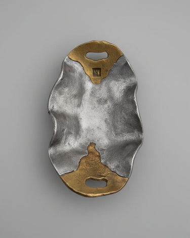 Bandeja vintage de metal bicolor con asas integradas, cuerpo plateado y extremos dorados