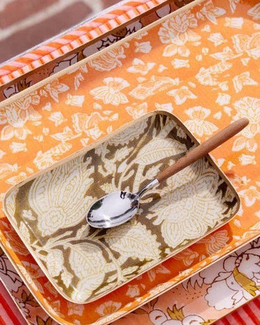 Bandeja pequeña de metal esmaltado Chandra Kaki Bonheur du Jour, con cuchara sobre otras bandejas