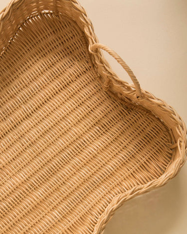 Bandejas onduladas de ratán natural en detalle