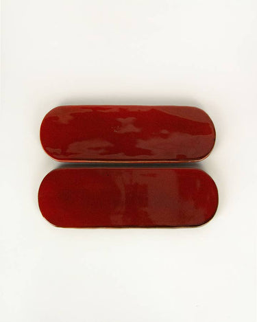 Primer plano del acabado esmaltado rojo de las bandejas de cerámica