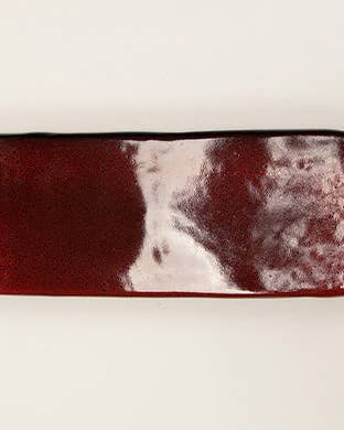 Set de dos bandejas rojas dispuesto para servir aperitivos